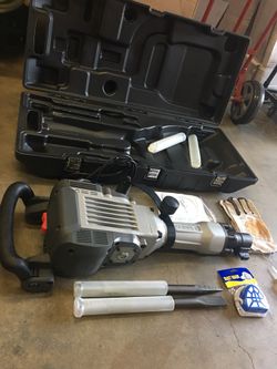 3600 DEMOLITION HAMMER WITH 2 Chisels 300.