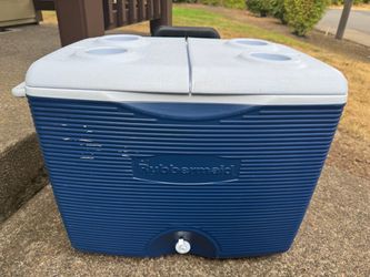 Rubbermaid Large Blue Cooler with Drain Spigot