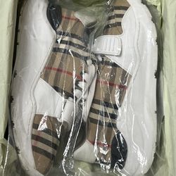 Burberry Sneakers & Burberry  T-Shirt