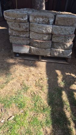 75 pcs of landscaping blocks