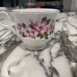 Queen Anne Fine Bone China England Tea Cup Pink Flowers w/ gold trim