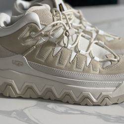 UGG CapTrail High Size 9  beige 