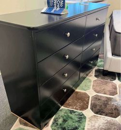 Eight drawers dresser