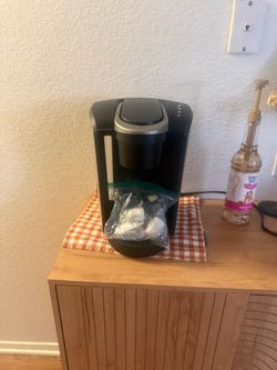 Keurig Single-Serve Coffee Maker + 4 Filters & 2 Reusable Pods