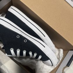 Woman’s Converse Sz 9