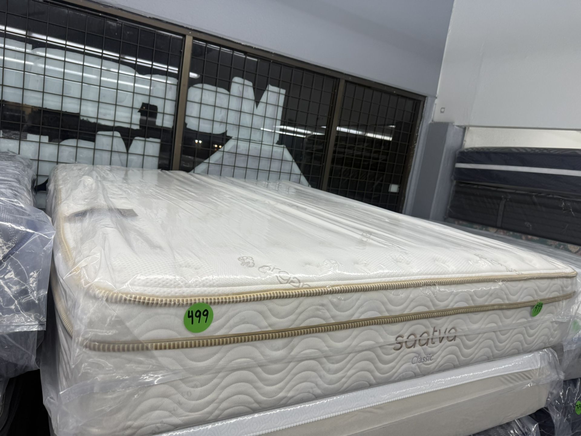 QUEEN SIZE SAATVA MATTRESS & BOX SPRING BED SET
