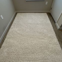 IKEA WHITE FLUFFY RUG - LOOKING TO SELL ASAP