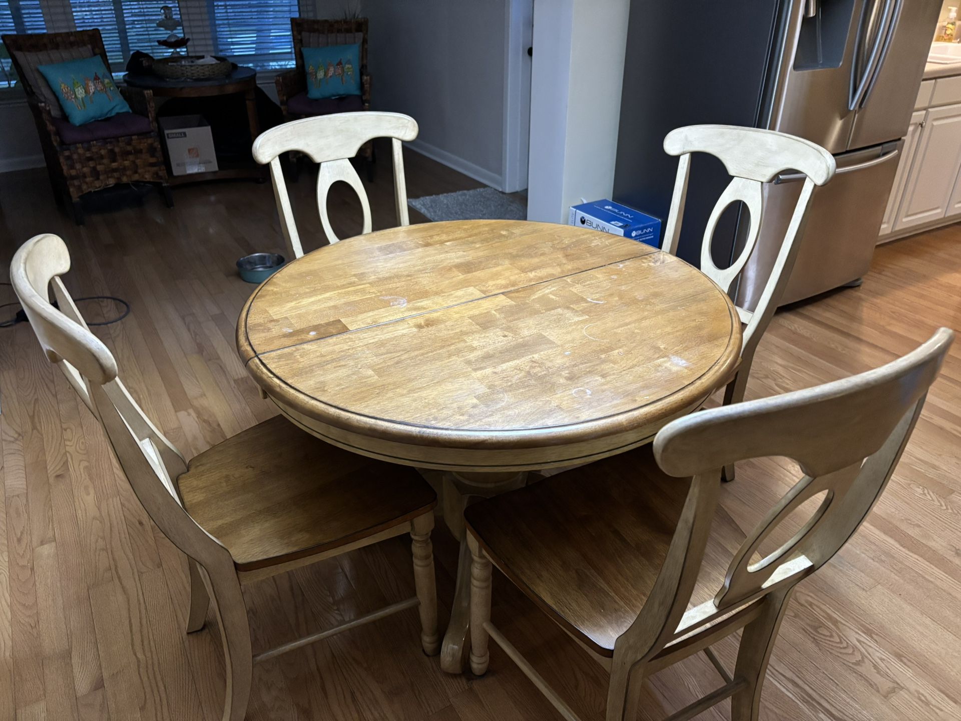 DINING ROOM TABLE & 4 CHAIRS