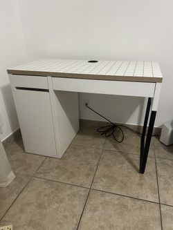 Escritorio Moderno Blanco con Almacenamiento – Excelente Estado