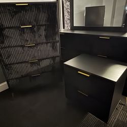 On sale! Brand new dresser set
