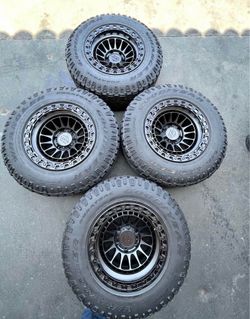 Vendo rines para FORD f150 nuevos 17x9  -  6 lugs llantas 285/70r17