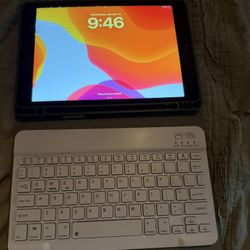 iPad 3 Cracked Screen With Case And Keyboard. 