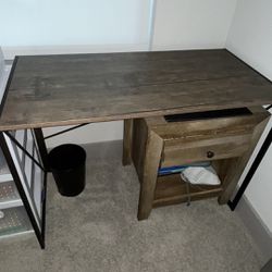 Desk And Gabinete