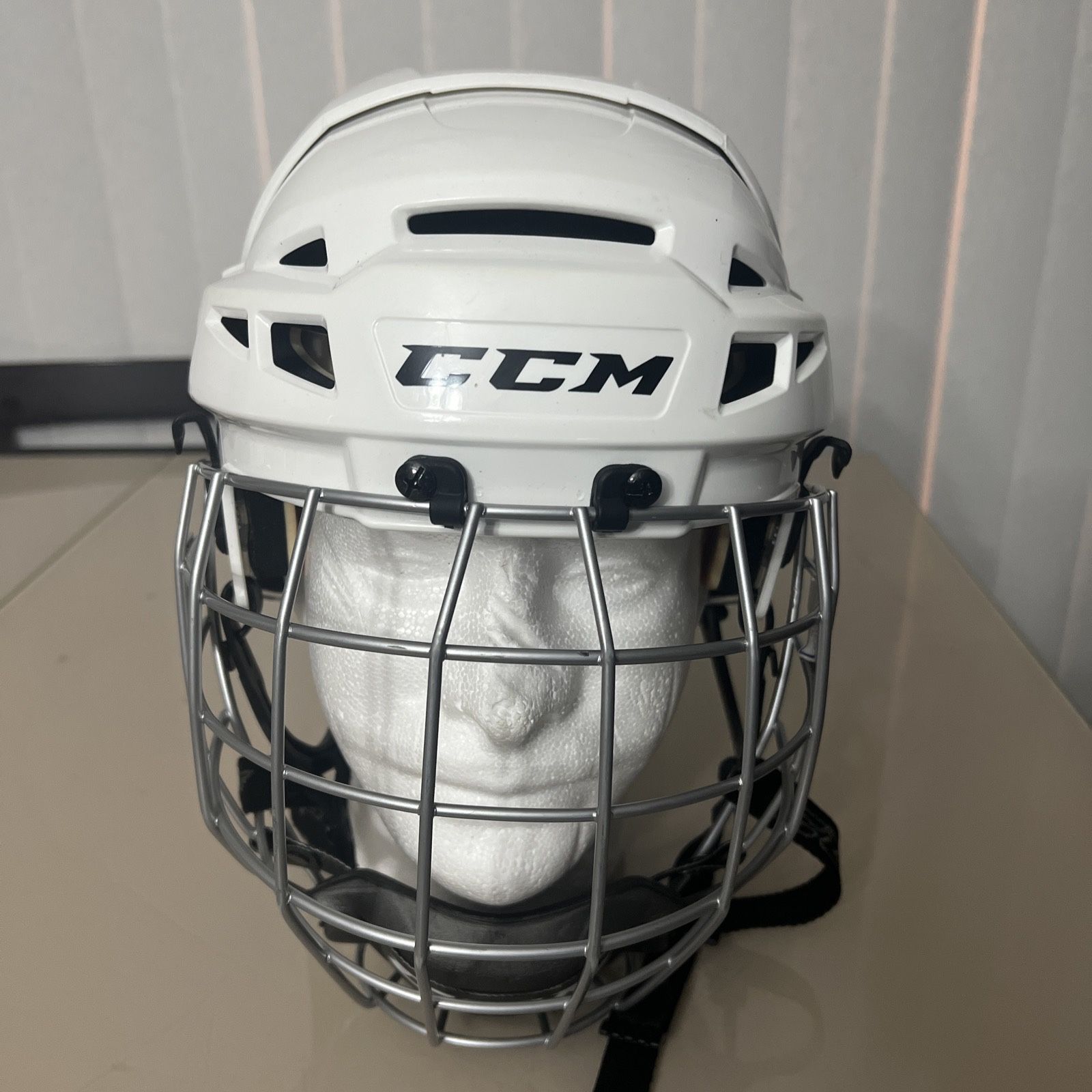 CCM Vector V08 M Ice hockey Player Helmet White 08 W/FM06 (M) Facemask. Pre owned in great condition with all snaps etc. working. There are normal sig