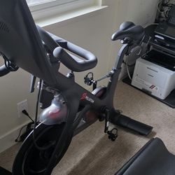 Peloton Bike (Model PLTN-RB1V1) – Excellent Condition – Includes Mat