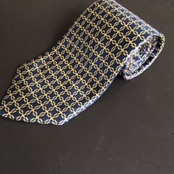 100%Silk Compagnia della Seta blue and gold chain link patterned necktie made in Italy. 
