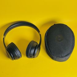 Beats Solo 4 Wireless Headphones Black + Case - Excellent