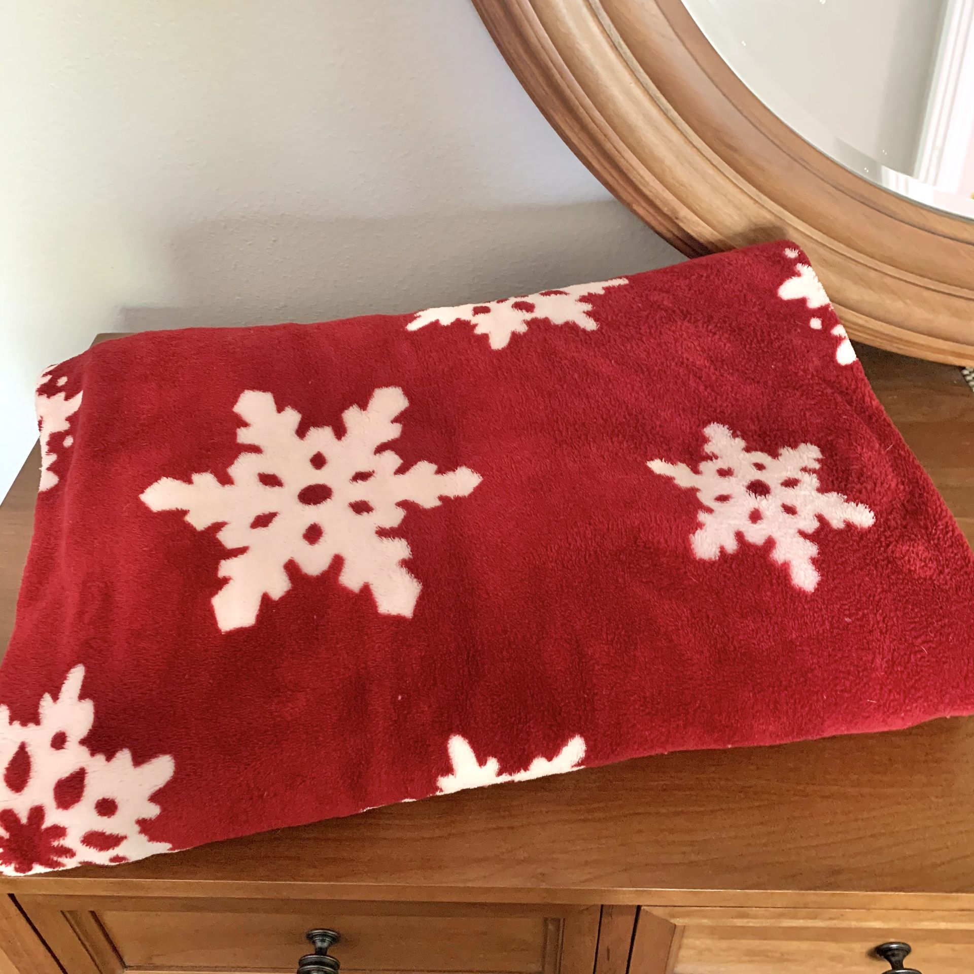 Red Snowflake Throw Blanket