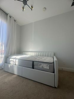 Daybed Twin With Mattress (like Brand New Conditions)