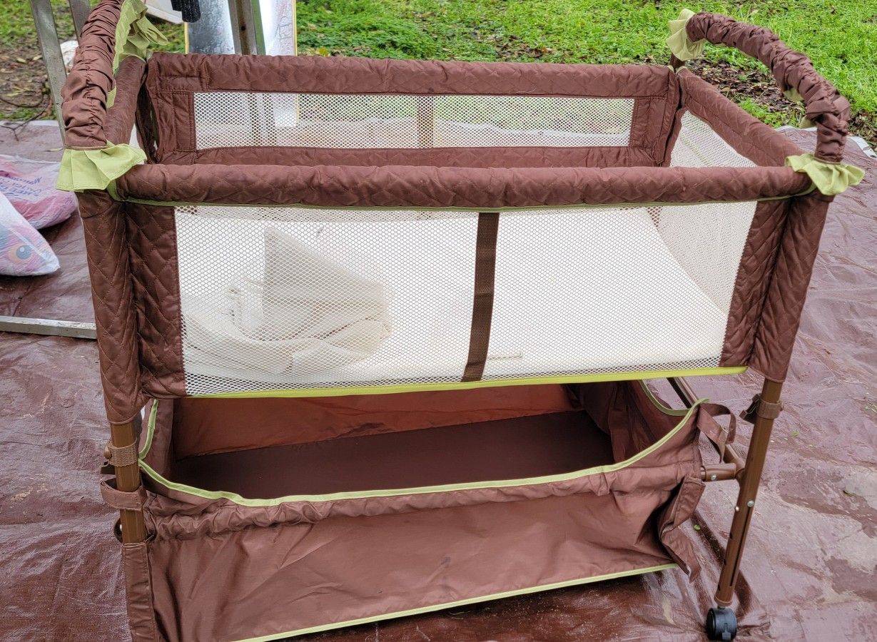 Crib Co-sleeper , Arms Reach