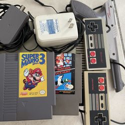Nintendo Entertainment System Bundle with Super Mario Bros, Super Mario Bros 3, Duck Hunt And Pistol. 