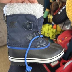Toddler snow boots $20