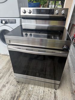 Samsung Stove/Range 4 burners and warmer 3 months warranty delivery and installation available