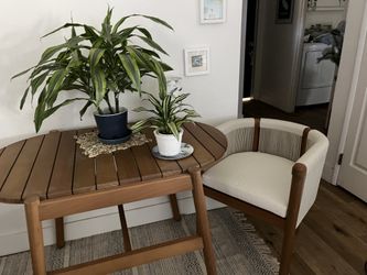 Cute table for two!  Rug also included