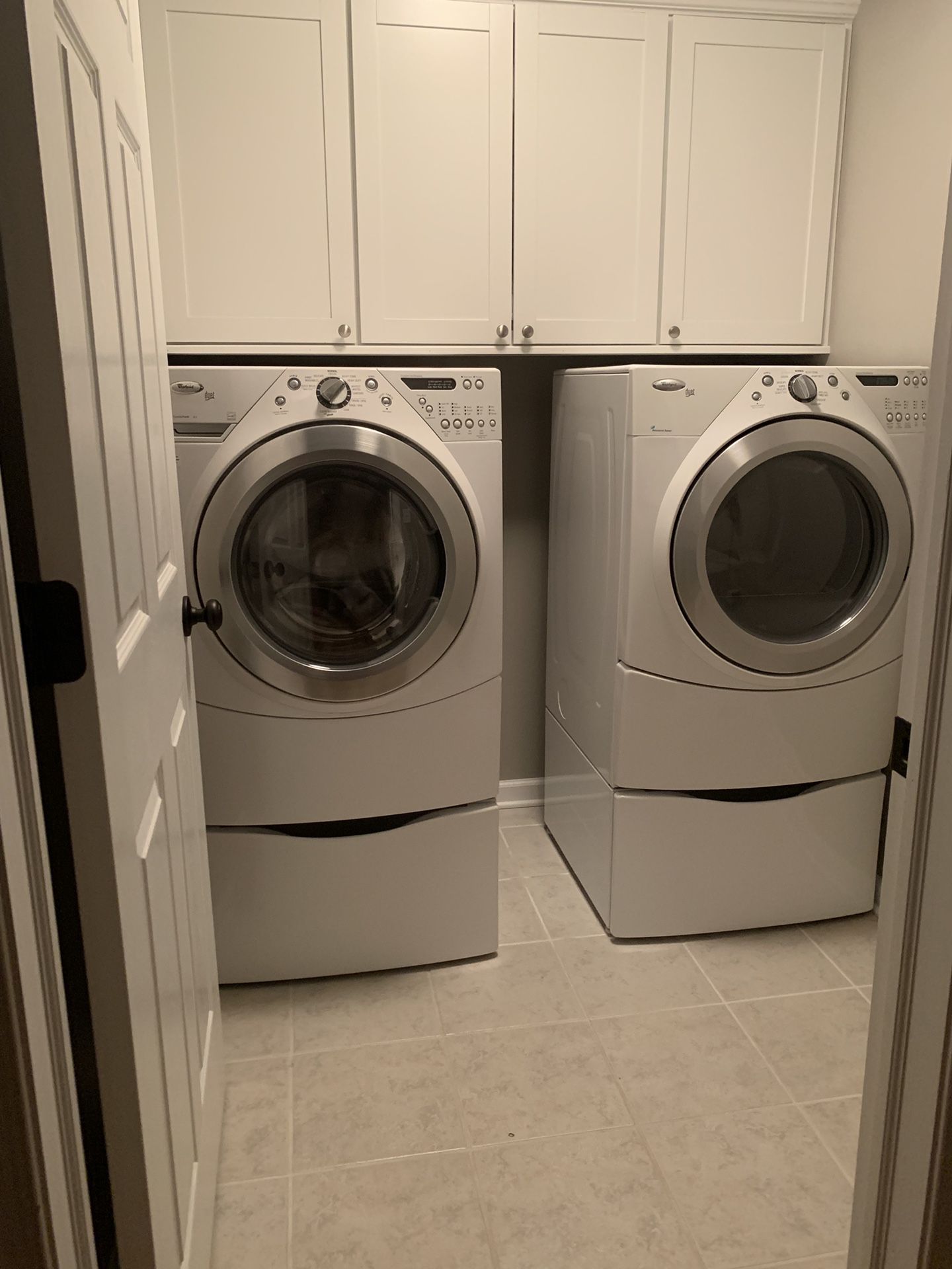 Whirlpool Duet- Washer/Dryer/Pedestals