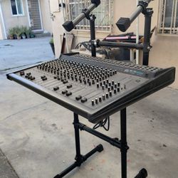 Peavey MD 111d Mixer 16 Channels Works Good