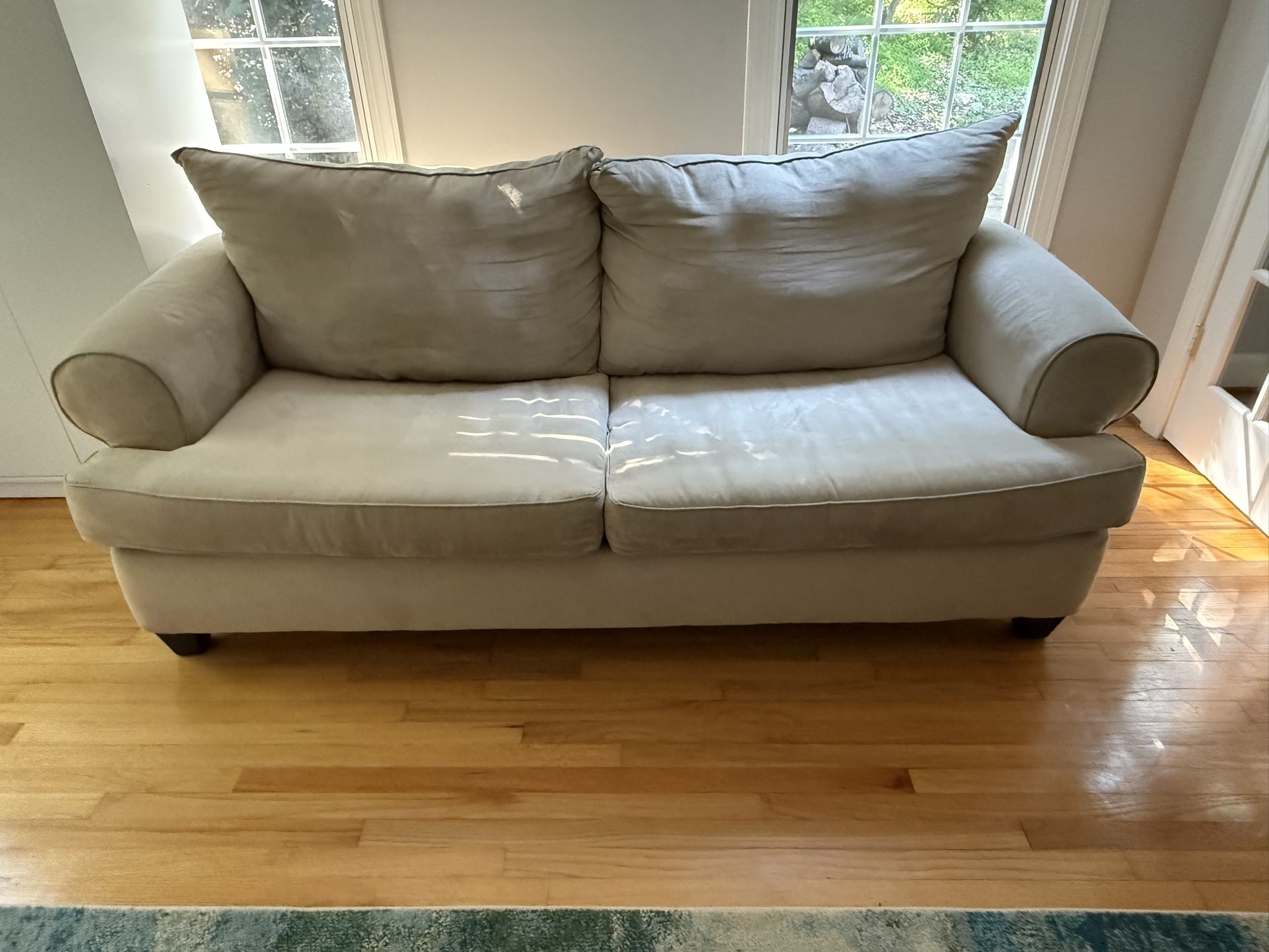 Nice Couch In Excellent Condition!!