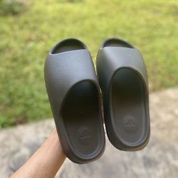 Yeezy Slides Size 9.5