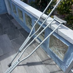 CRUTCHES 