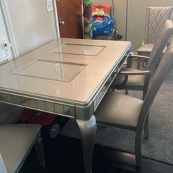 Dining room table good condition as if he scratches