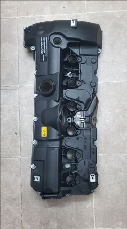 2008 BMW 328i Valve Cover With Seals. NEW.