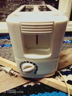 White Westinghouse 2-slice Toaster