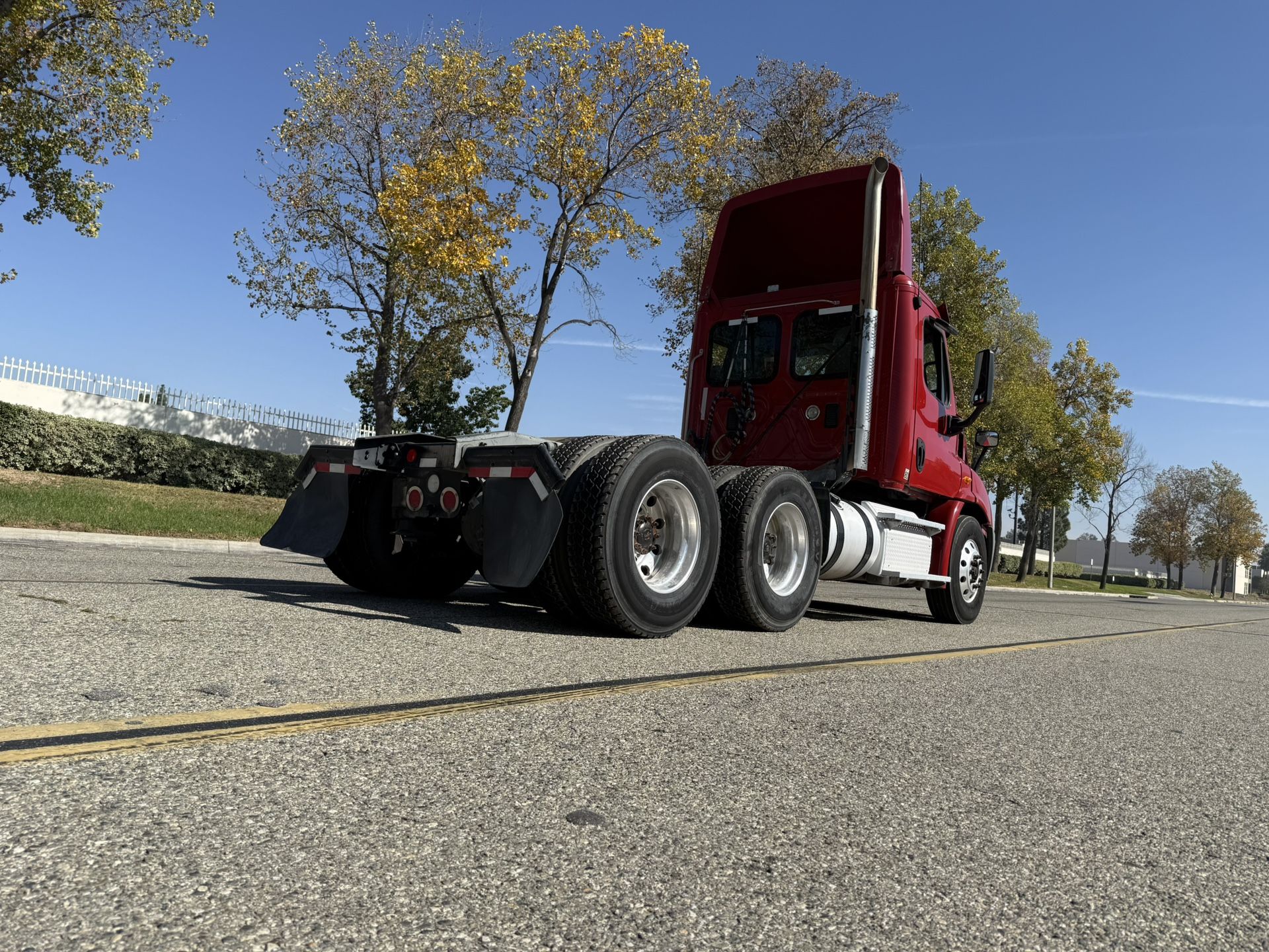 2014 Freightliner Cascadia / DD-13 / only 378K miles &1400 original hours