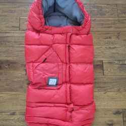 Expandable Footmuff for Strollers and Car-seats.