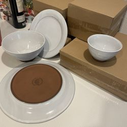 Laurie Gates. Dinner Dish Set. 