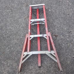 Howard 4foot Fiber Glass Ladder. Looks Ok Works Good. For Pick Up Fremont Seattle. No Low Ball Offers Please. No Trades 