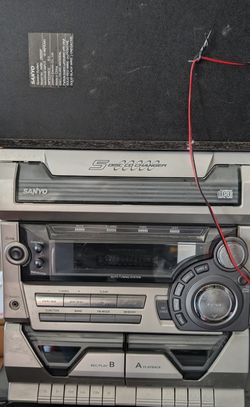 Sanyo 5 Disc CD Changer Stereo System With Dual Cassette Decks