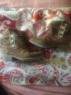 Very nice girls winter boots size 11