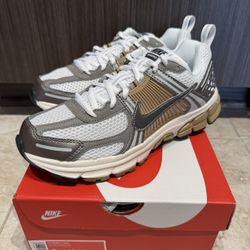 Nike Vomero Metallic Size 6Y