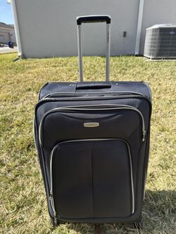 Selling BIG Samsonite suitcase, 30.5x19.5x13 inches, for check-in.