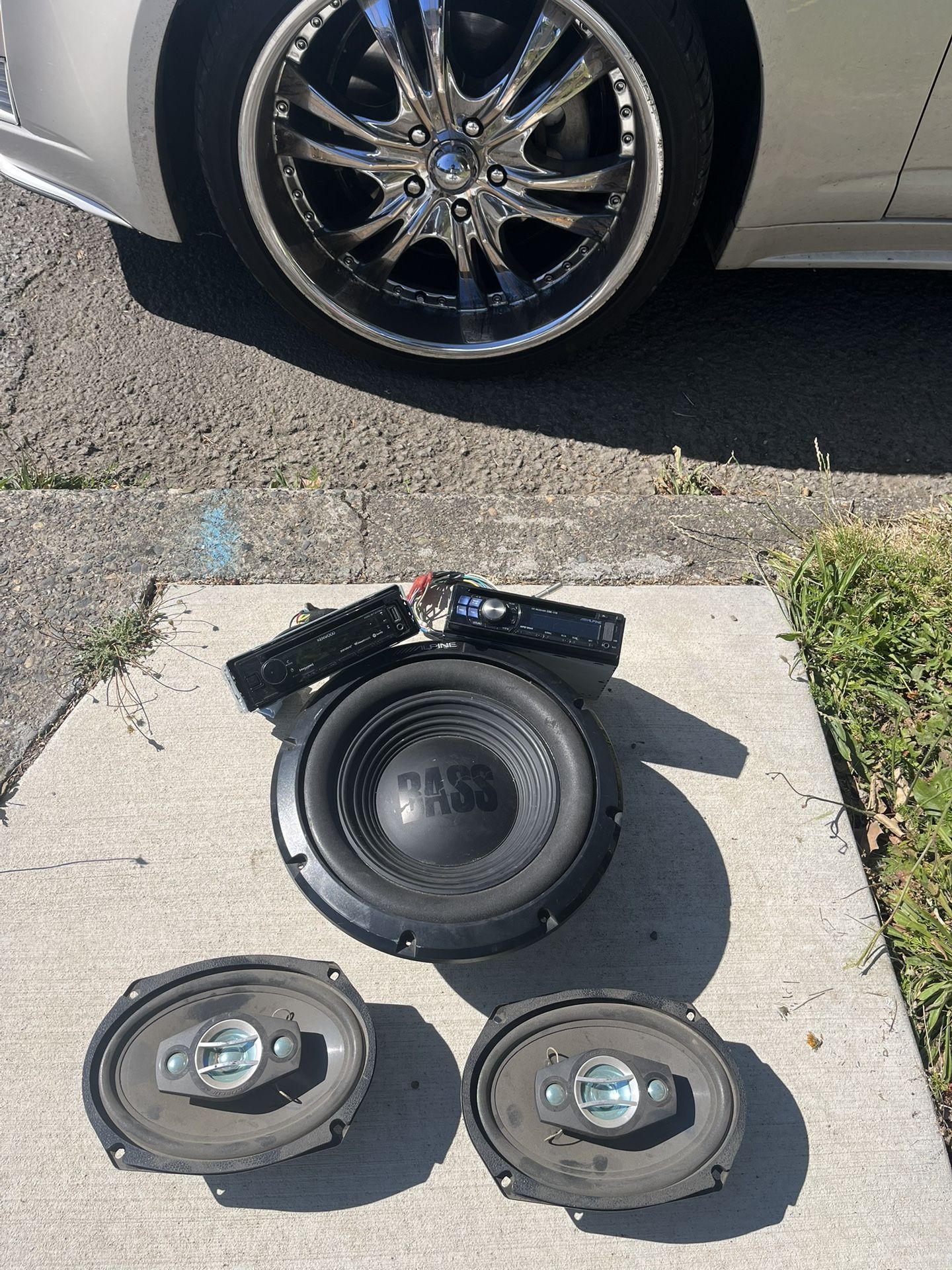 2 Stereos,6x9 Alpine Sub