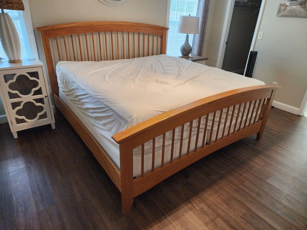 Ross & Simmons Real Wood Bed