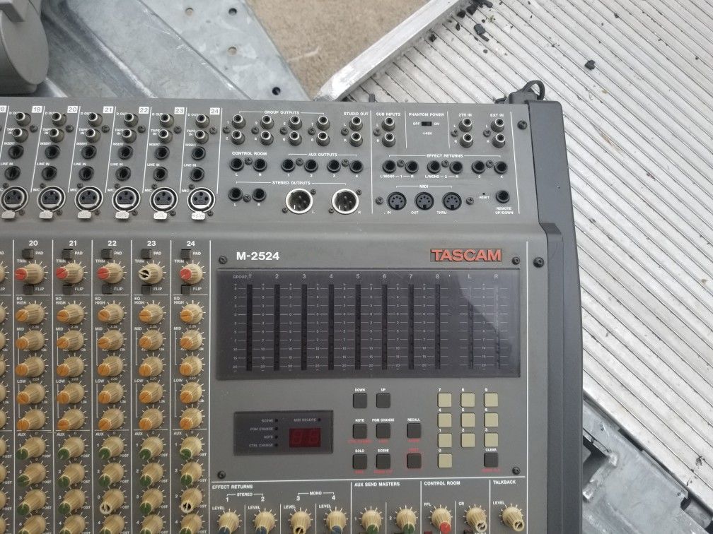 Dj equipment Tascam m-2524 multistation