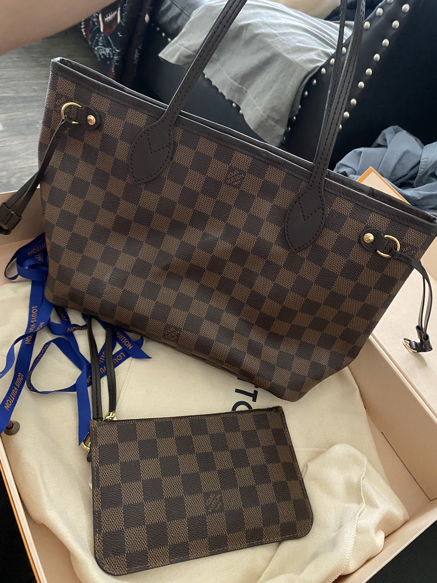 REAL LV Louis Vuitton Neverfull MM tote bag - Brown for Sale in Los  Angeles, CA - OfferUp