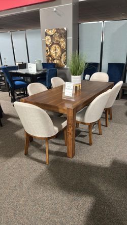 Olivia 🎉 brand new/ modern/luxury 🌼 /7 piece  dinning set chairs and table