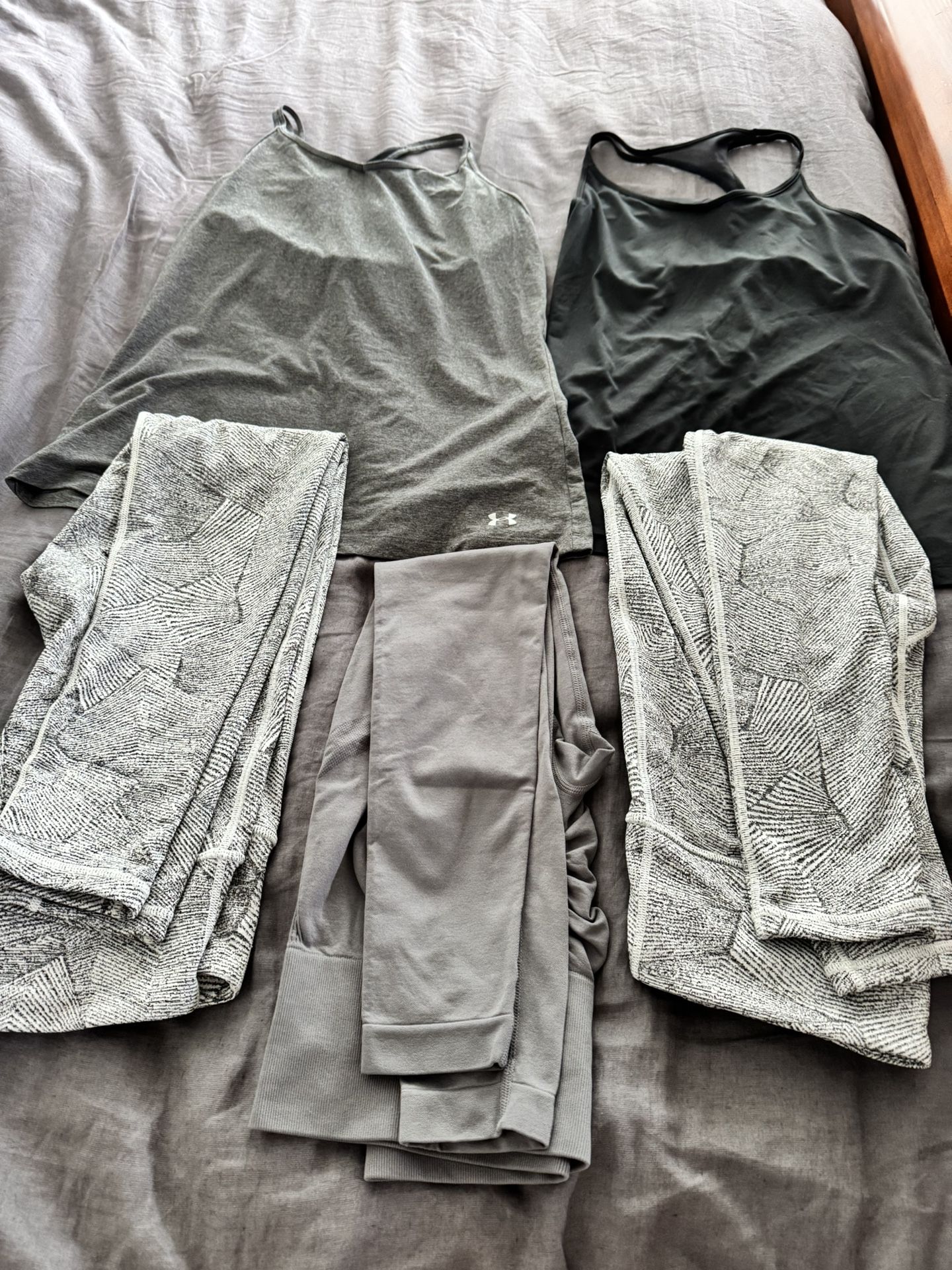 New Women’s Large Leggings And Tanks With Built In Bra Take All For $15